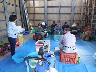 適期刈取と今後の重点地区の活動について説明する大沼係長と重盛専門普及指導員