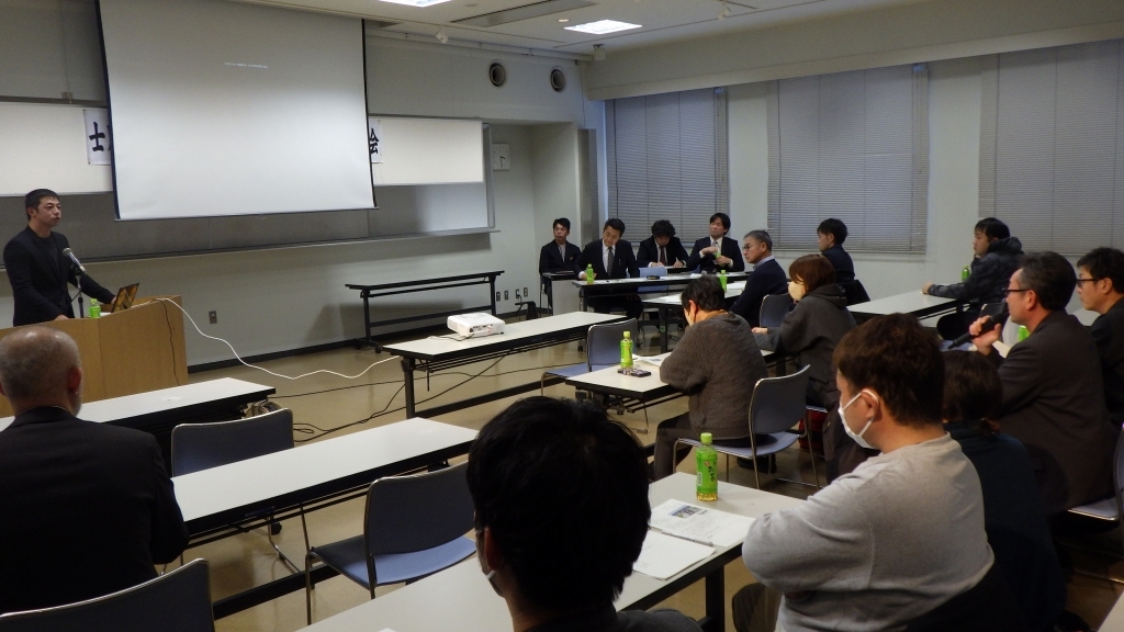 写真２　質問に答える谷氏