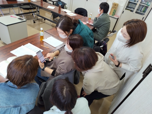 写真1 作業記録のつけ方を話し合う農家女性