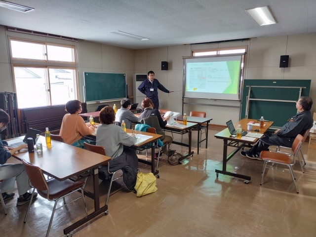 写真1 JA職員からクミカンについて講義を受ける参加者