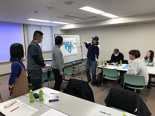 作物ごとの年間スケジュールを発表する農業者
