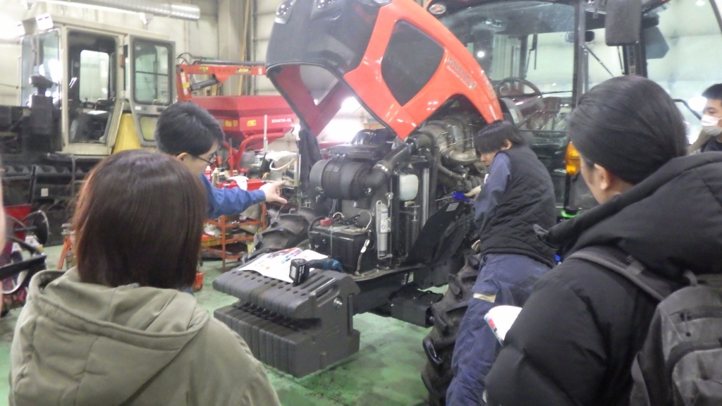 トラクタ整備の実演