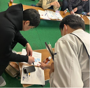 水持ちの悪いほ場に色を塗る農業者