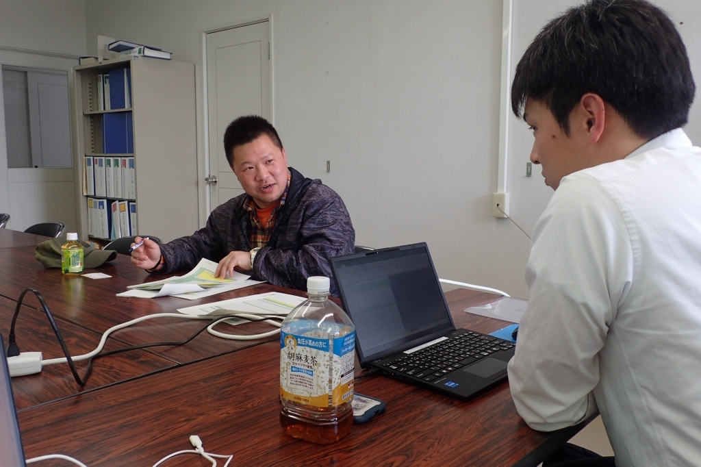 簿記面談を受ける若手農業者（左）