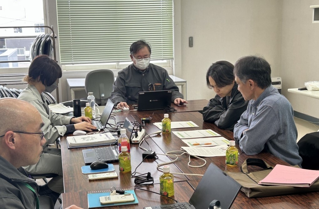 親子で簿記面談を受ける農業者（右）