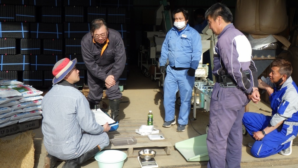 は種作業について農業者と情報交換