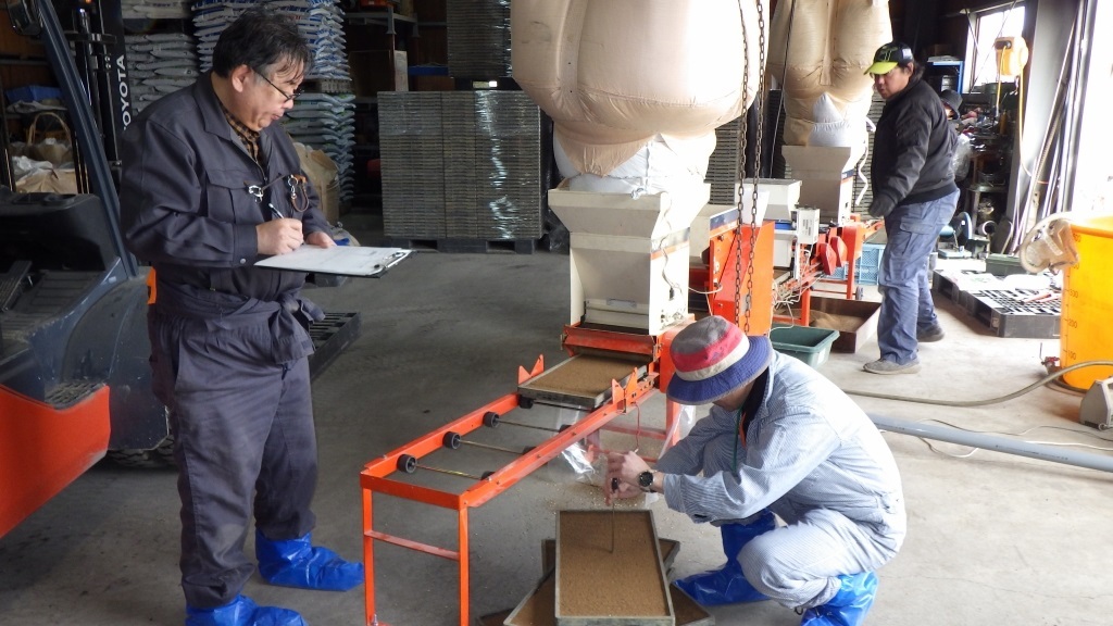 床土の厚さを確認