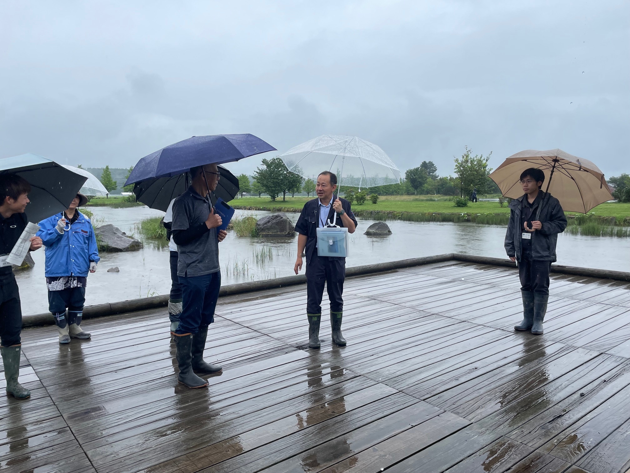 遊水池公園内を見学する様子