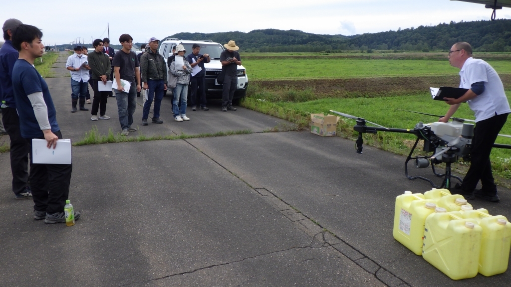 ドローンの説明を聞く受講生