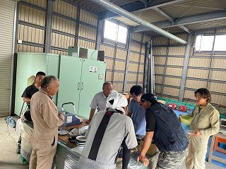品質判定を行う重盛専門普及指導員(中央左)と水沼専門普及指導員(中央右)