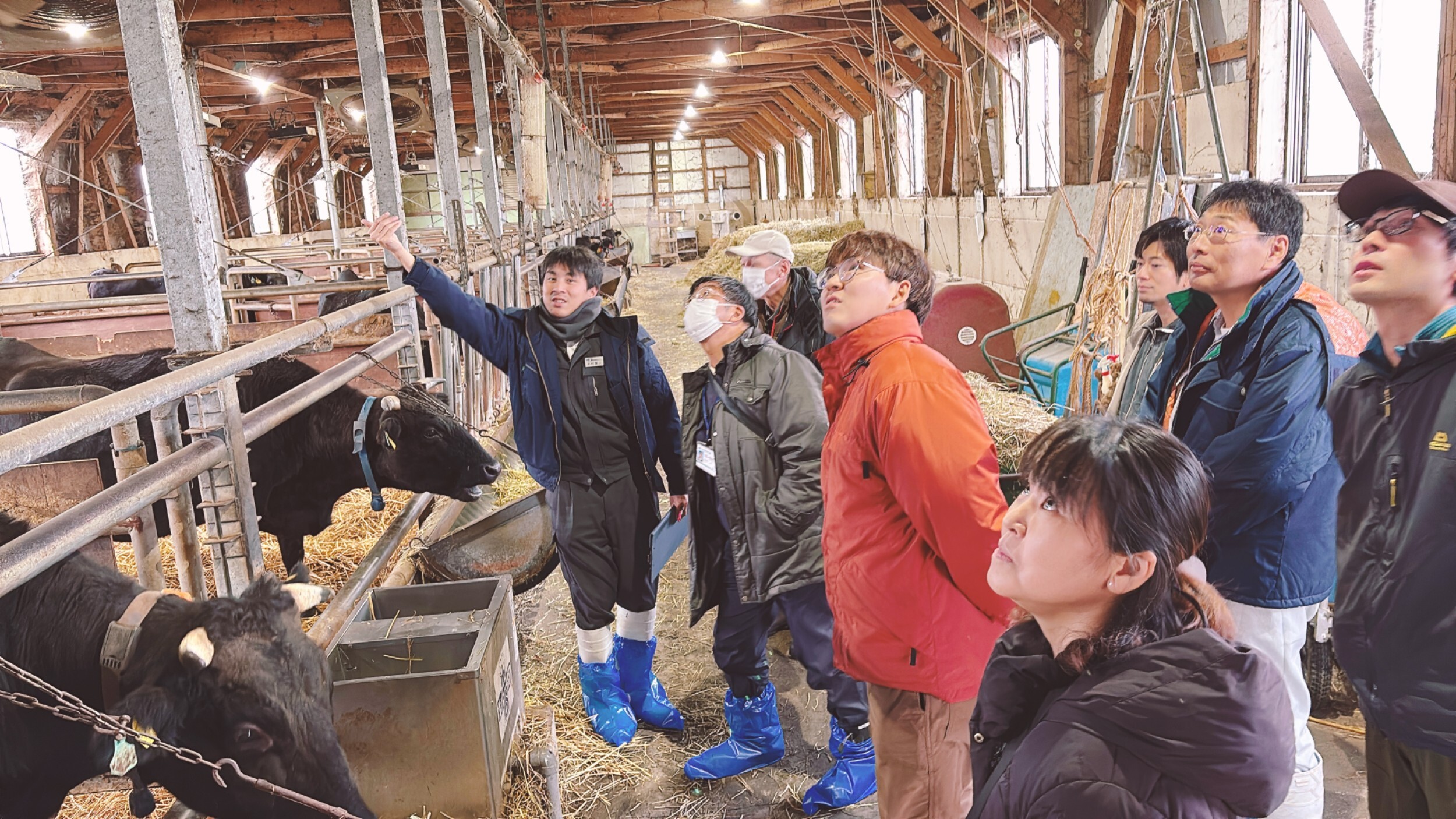 分娩房のカメラを見る受講生