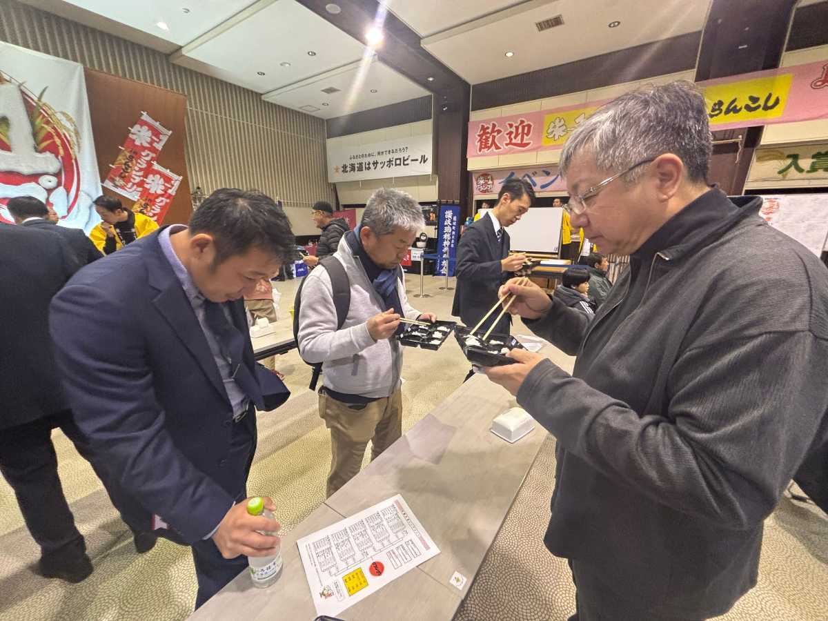 どの品種か考えながら食べ比べる参加者