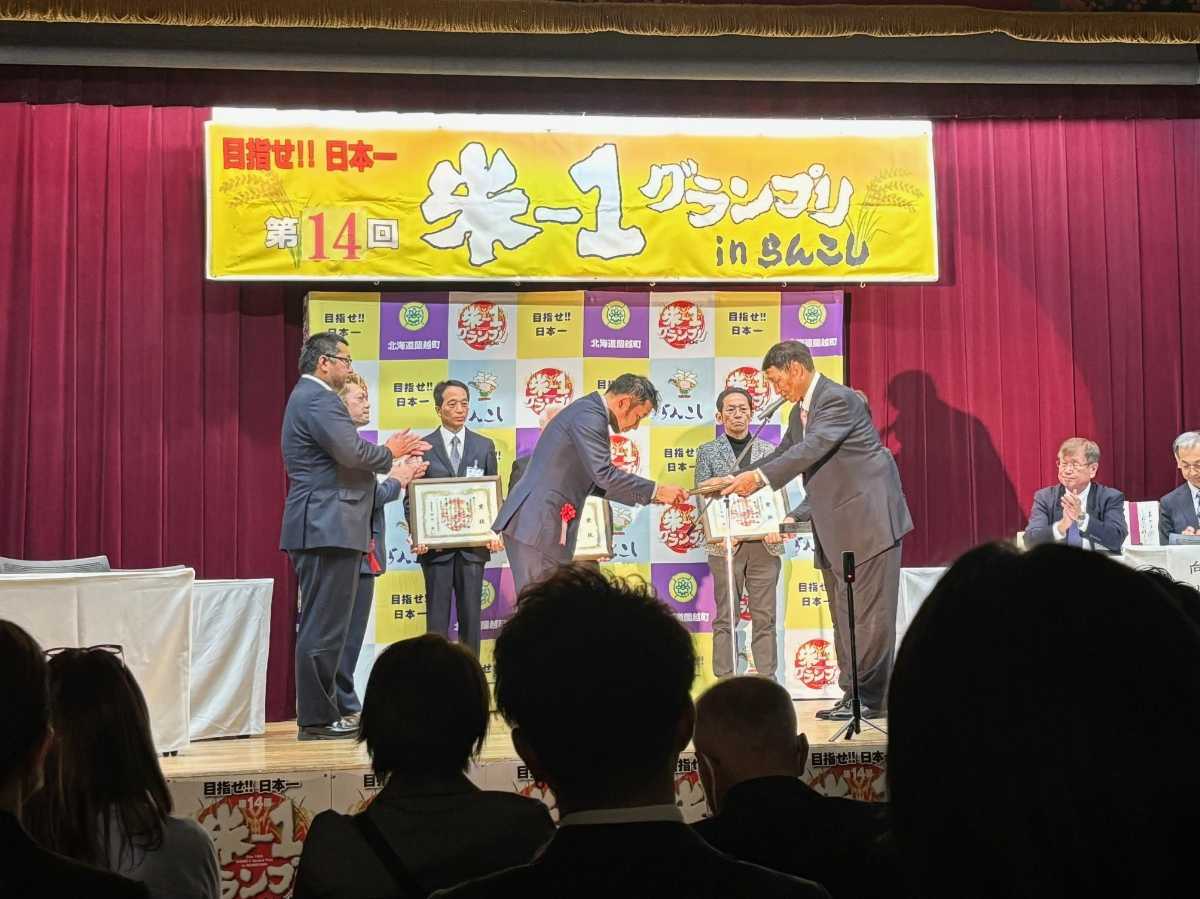 金賞の賞状を受け取る鈴木氏