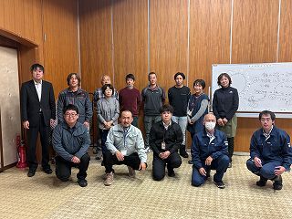 農業者および関係機関との集合写真(前列右より水沼専普、重盛専普、4人目金原係長。後列右から二番目小笠原専主)