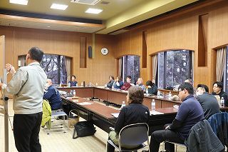 土壌肥料に関する提案をする金原係長