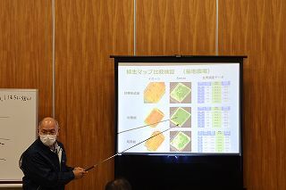 リモートセンシングの有効性について説明をする重盛専門普及指導員
