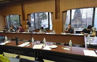 皆でカレーライスを食べる様子