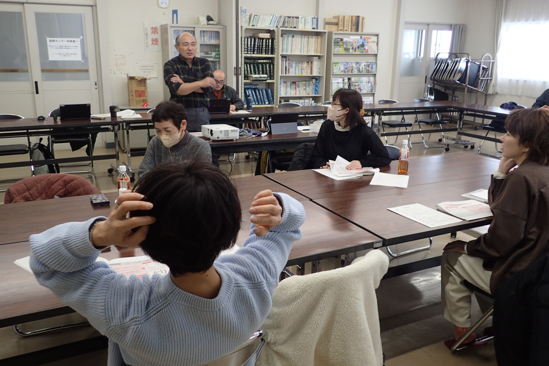 説明に聞き入る出席者