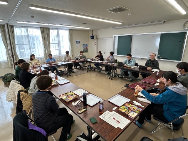 ランチをとりながら談笑する参加者