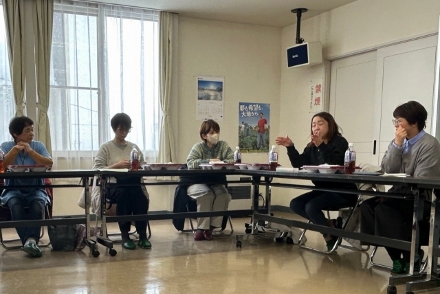 体のケアの方法を話す女子会メンバー