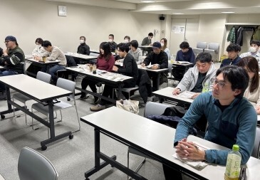 集中して講義をきいている受講生