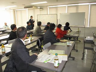 経営講習会の様子（左奥金原係長）