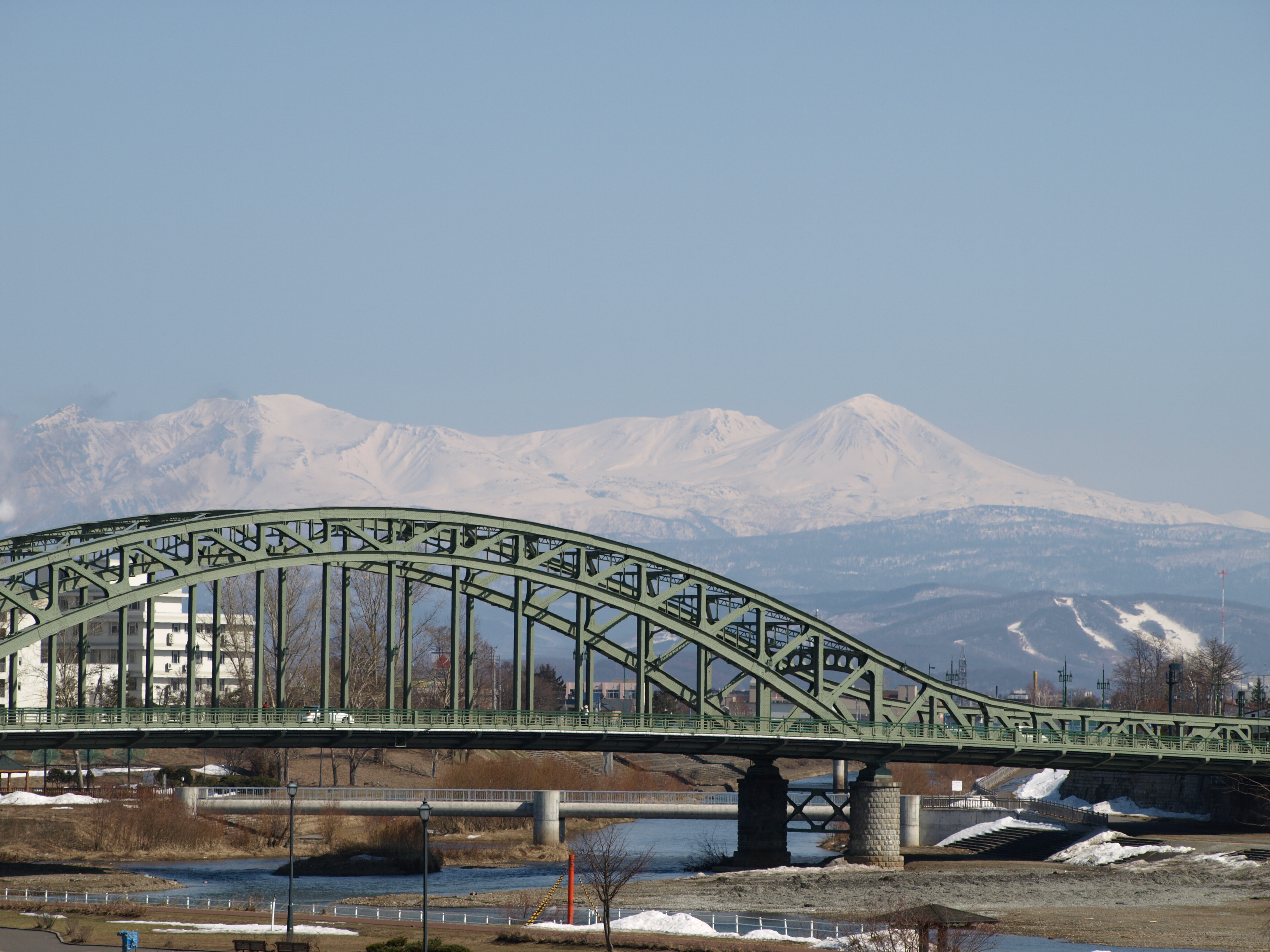 旭橋と大雪山.JPG