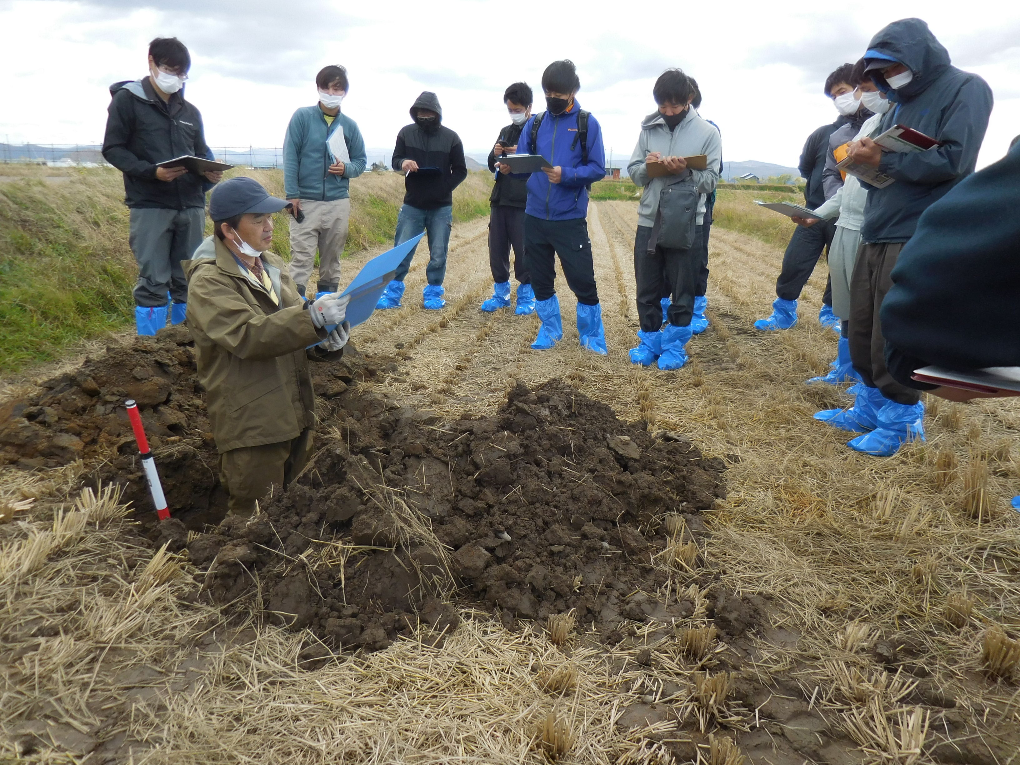 上川農試研究員による土壌断面調査の実演