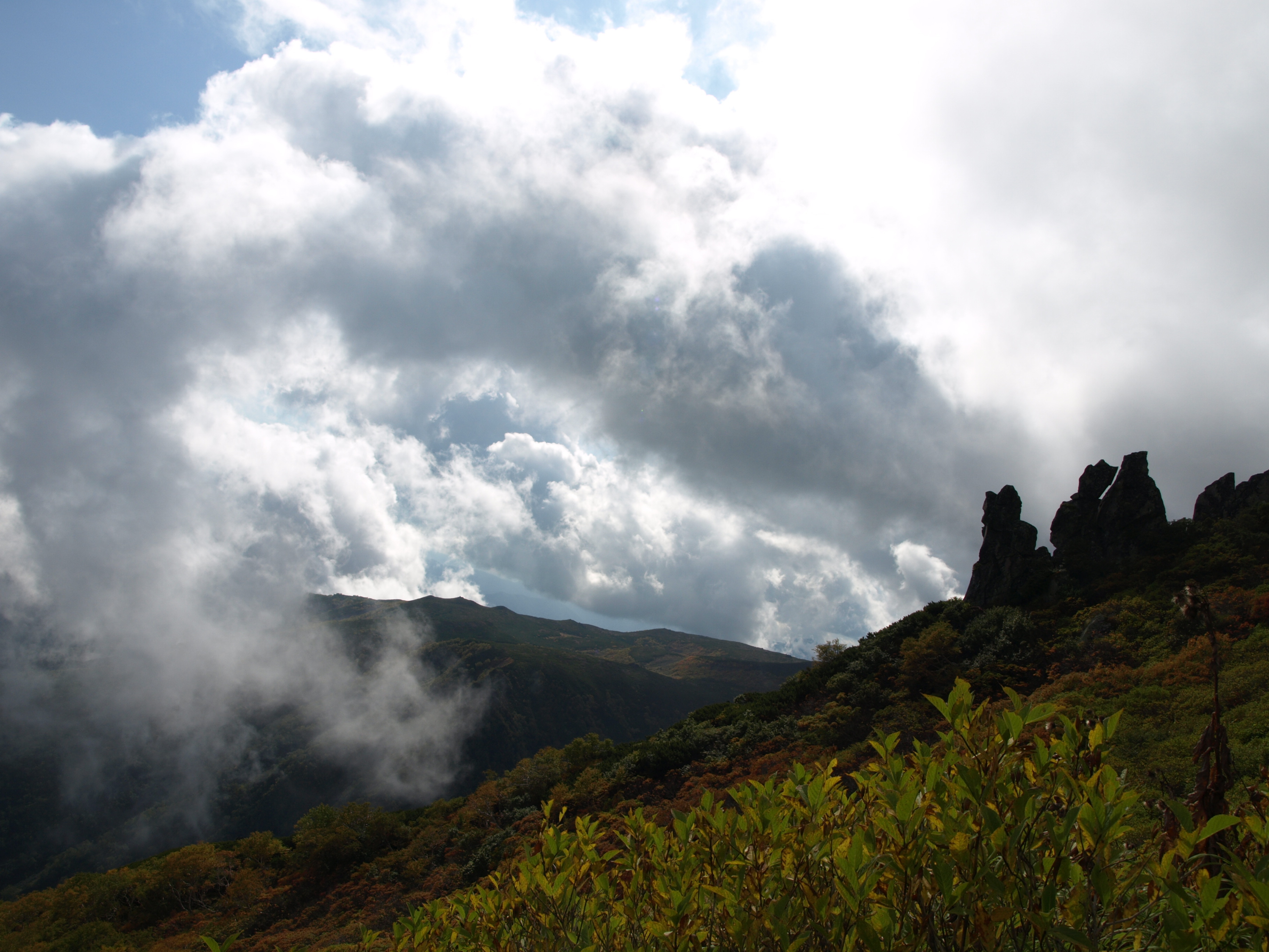 黒岳招き岩と雲.JPG