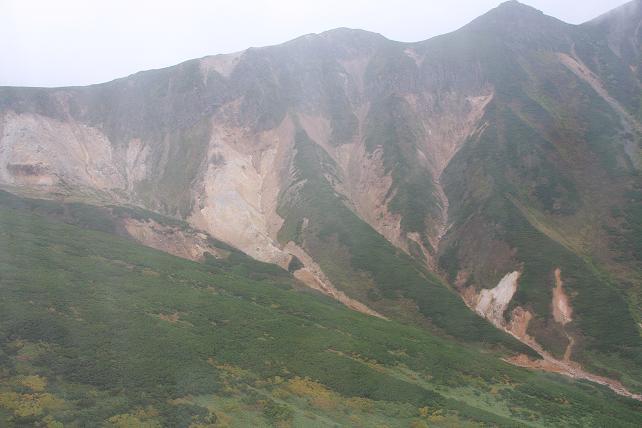 十勝岳の山肌.jpg