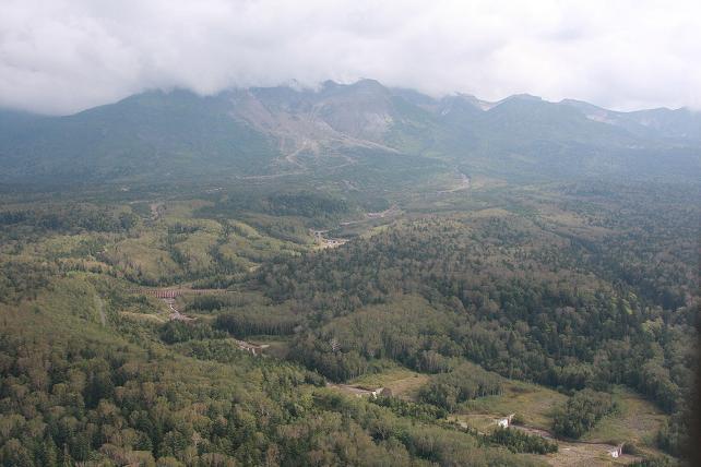 十勝岳と砂防ダム.jpg