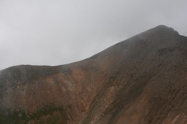 十勝岳火口の岩肌.jpg