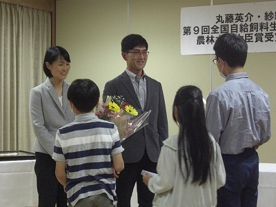 丸藤さんご子息からの花束贈呈